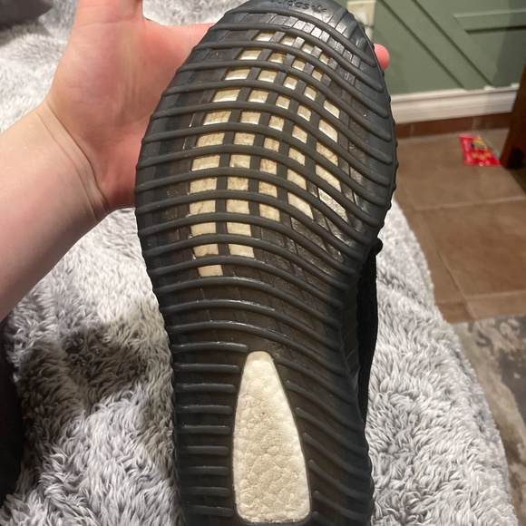 Size 9.5 Men’s Yeezy Boost 350 Bred - Picture 3 of 4